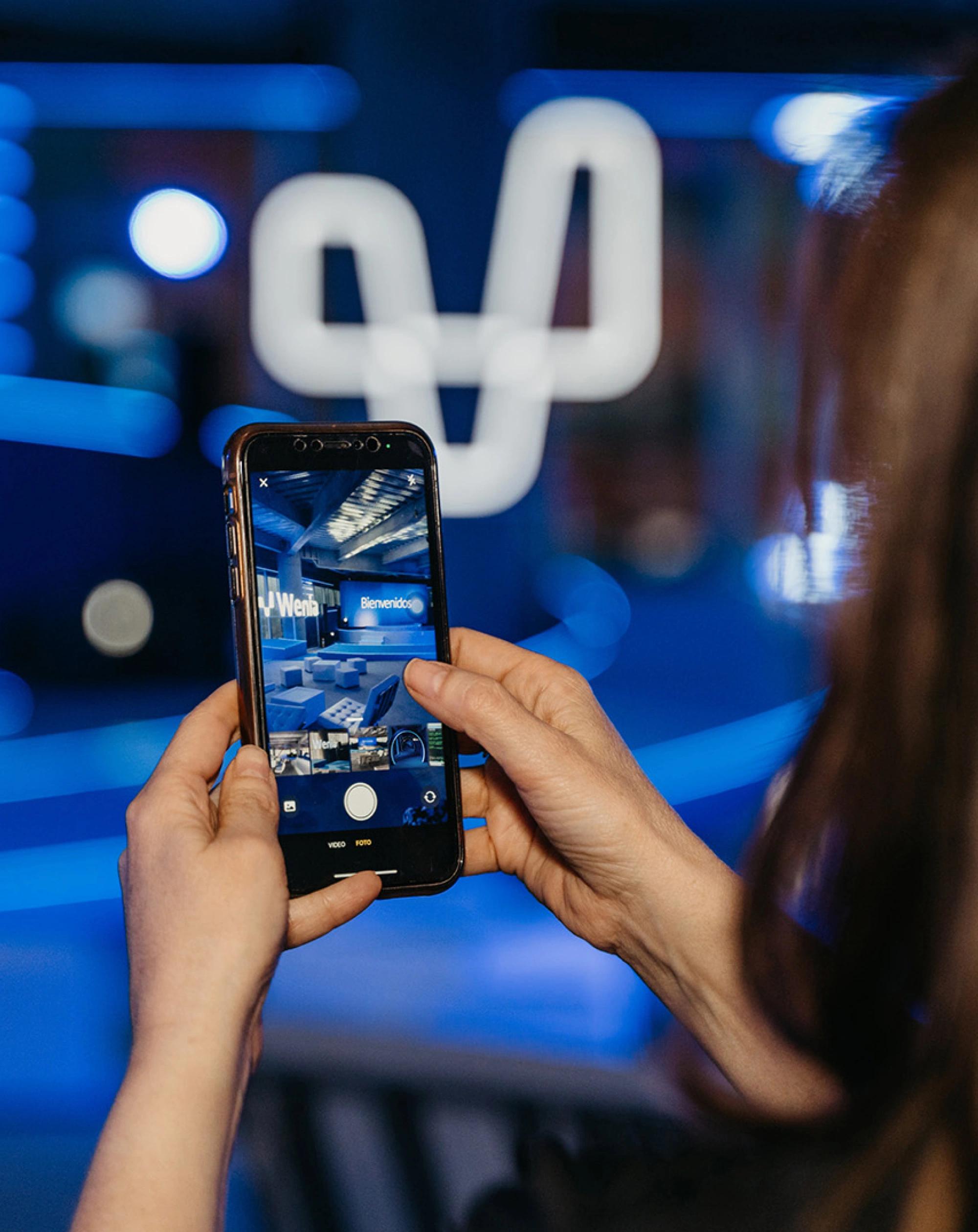 Mujer tomando fotos en el evento de presentación de Wenia